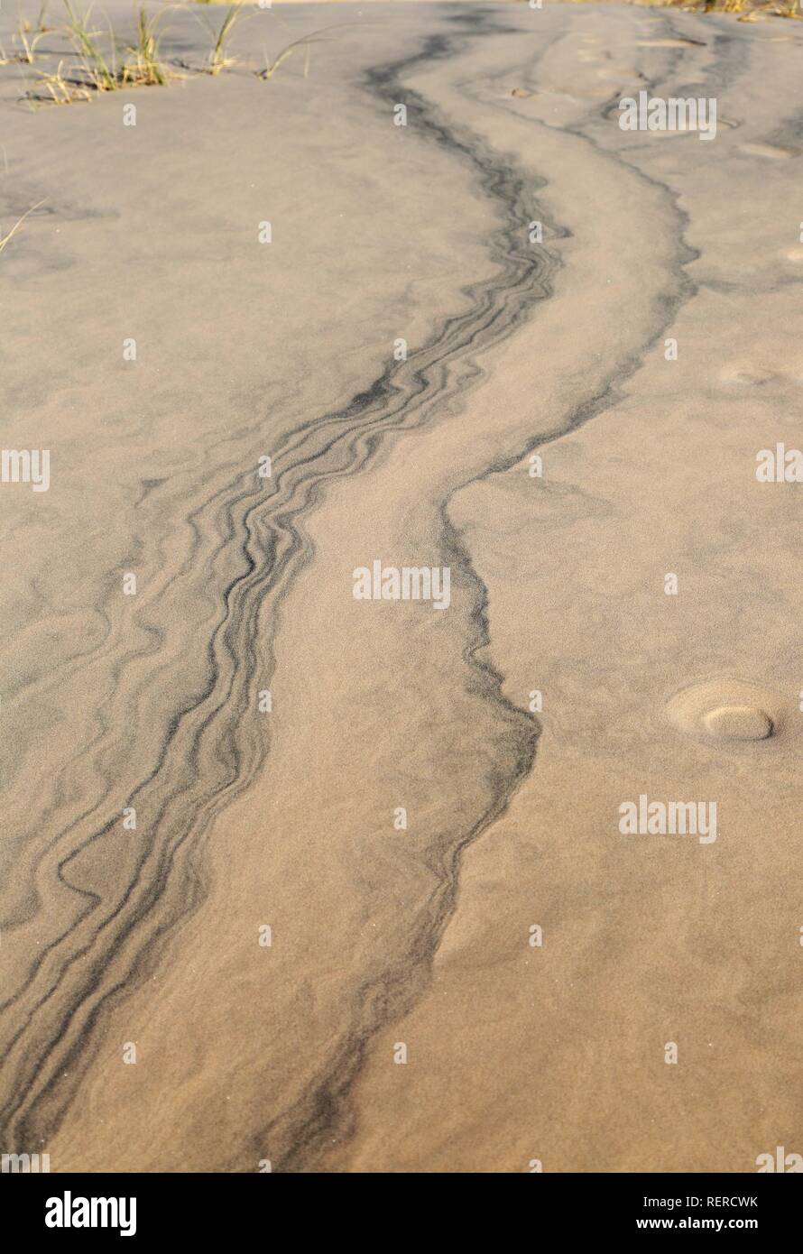 San Bernardino County, Kalifornien, USA. 2. Dez, 2018. Kelso Sanddünen, auch bekannt als die Kelso Dünenfeld, ist der größte Bereich der Äolischen Sandablagerungen in der Mojave Wüste. Die Region ist durch die Mojave National Preserve geschützt. Das Dünenfeld deckt 45 Quadratmeilen (120 km2). Die Kelso Sanddünen sind auch bemerkenswert für boomt das Phänomen als singende Sand bekannt, oder "Dünen". Enthusiasten manchmal Aufstieg an die Spitze der Dünen und langsam nach unten schieben und erzeugt ein niederfrequentes Rumpeln, dass sowohl gefühlt und gehört werden. Credit: Katrina Kochneva/ZUMA Draht/Alamy leben Nachrichten Stockfoto