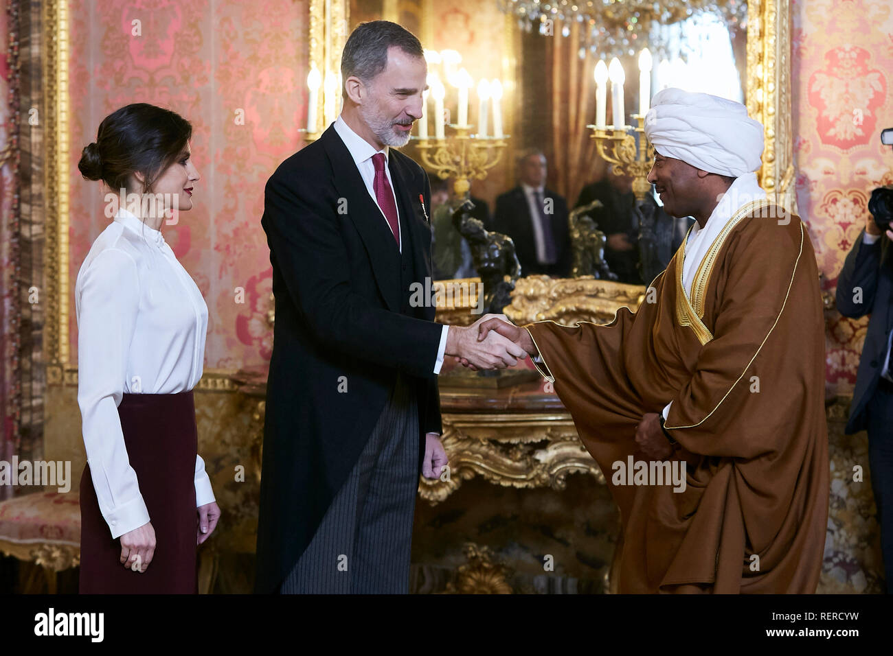 König Felipe VI. von Spanien und Königin Letizia von Spanien gesehen, ausländische Botschafter empfangen am Royal Palace in Madrid. Stockfoto
