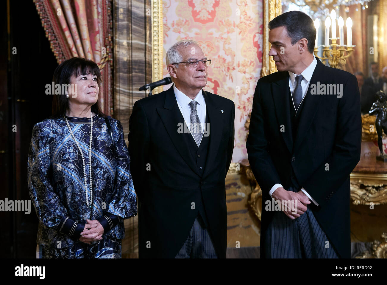 Pedro Sanchez (R) Josep Borrell (M) und seine Frau betreut ausländische Botschafter im Royal Palace in Madrid zu erhalten. Stockfoto