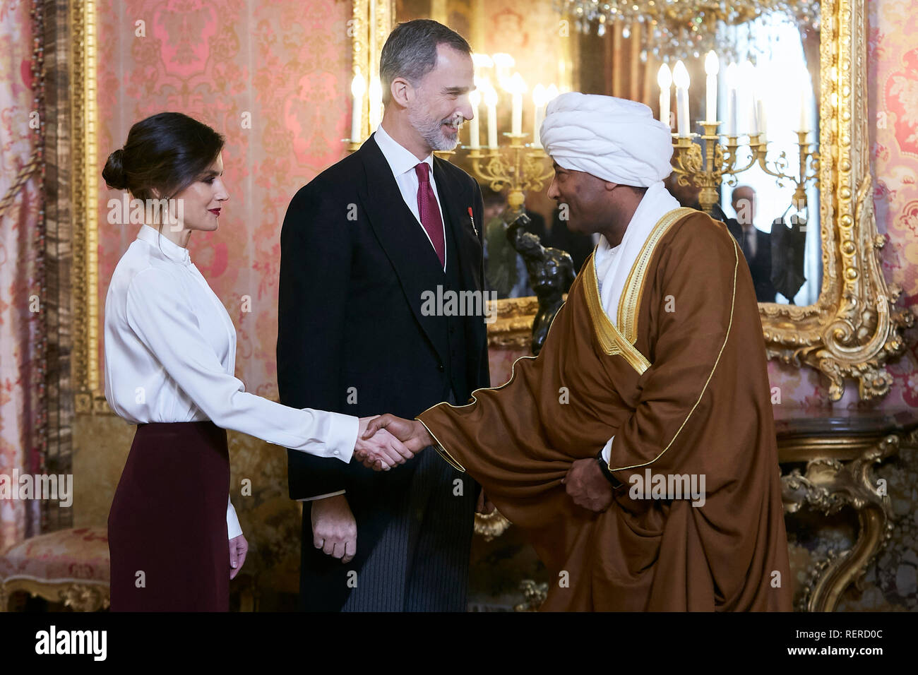 König Felipe VI. von Spanien und Königin Letizia von Spanien gesehen, ausländische Botschafter empfangen am Royal Palace in Madrid. Stockfoto