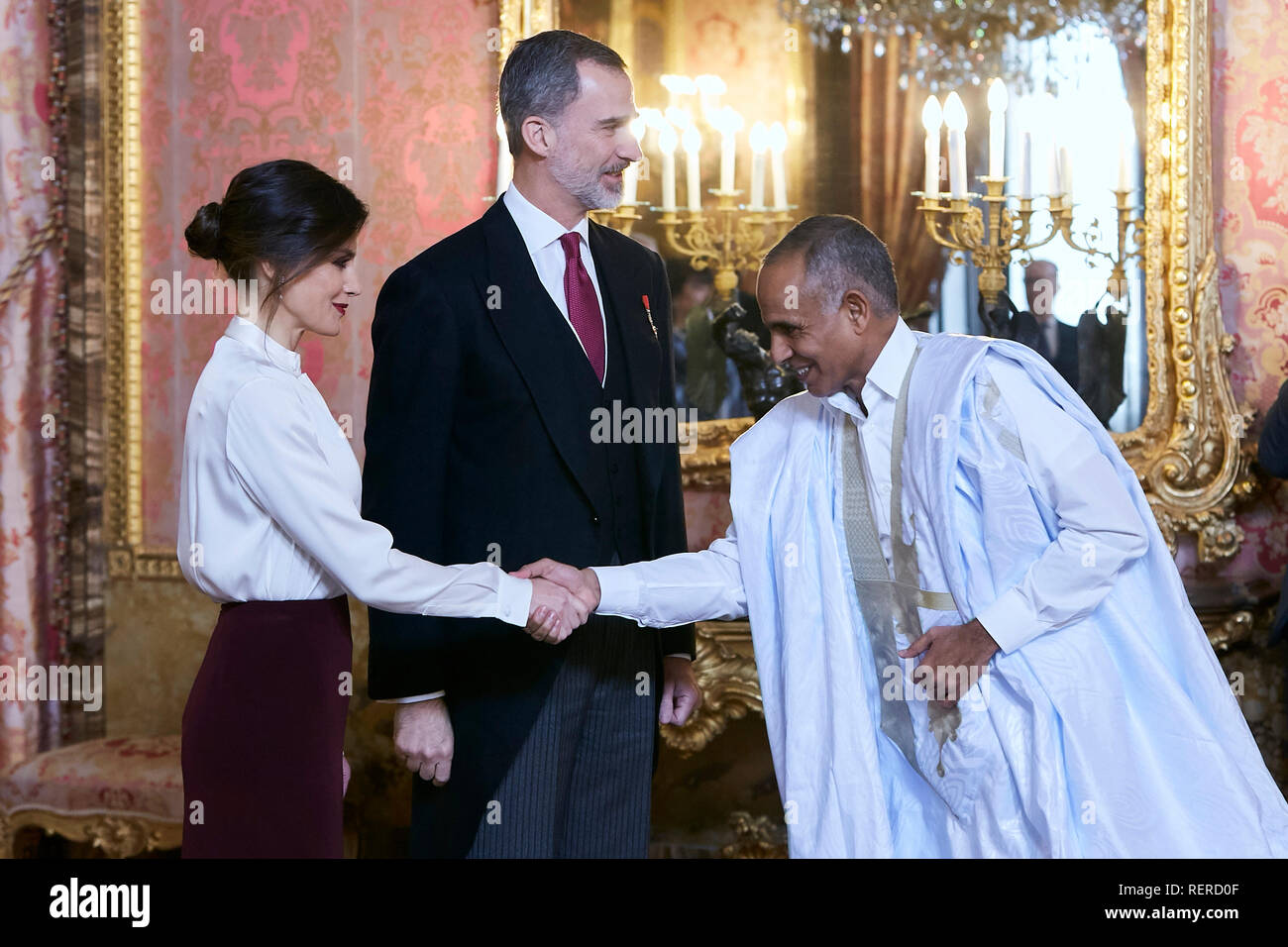 König Felipe VI. von Spanien und Königin Letizia von Spanien gesehen, ausländische Botschafter empfangen am Royal Palace in Madrid. Stockfoto