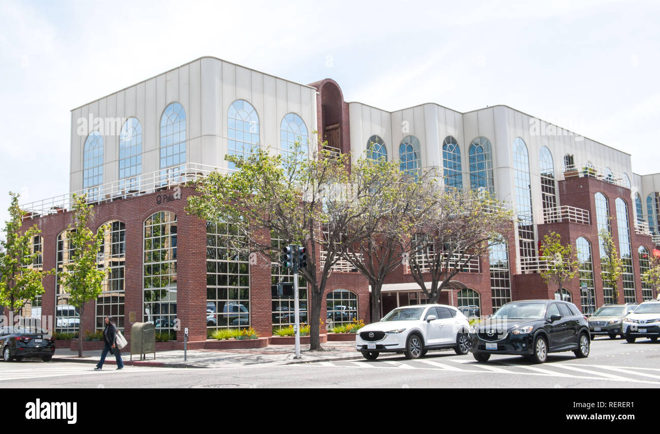 Palo Alto, USA. 10. Mai, 2018. Das Logo der Datenanalyse Firma Palantir können am Sitz der Gesellschaft gesehen werden. (Dpa' Palantir chief verteidigt Arbeit für Sicherheitsbehörden) Credit: Andrej Sokolow/dpa/Alamy leben Nachrichten Stockfoto