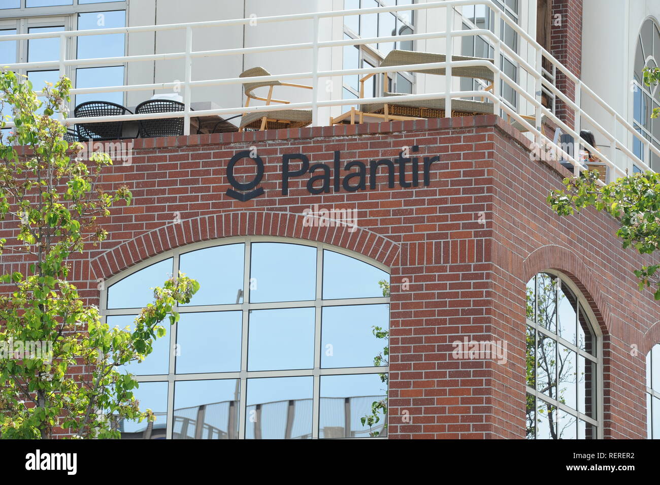 Palo Alto, USA. 10. Mai, 2018. Das Logo der Datenanalyse Firma Palantir können am Sitz der Gesellschaft gesehen werden. (Dpa' Palantir chief verteidigt Arbeit für Sicherheitsbehörden) Credit: Andrej Sokolow/dpa/Alamy leben Nachrichten Stockfoto