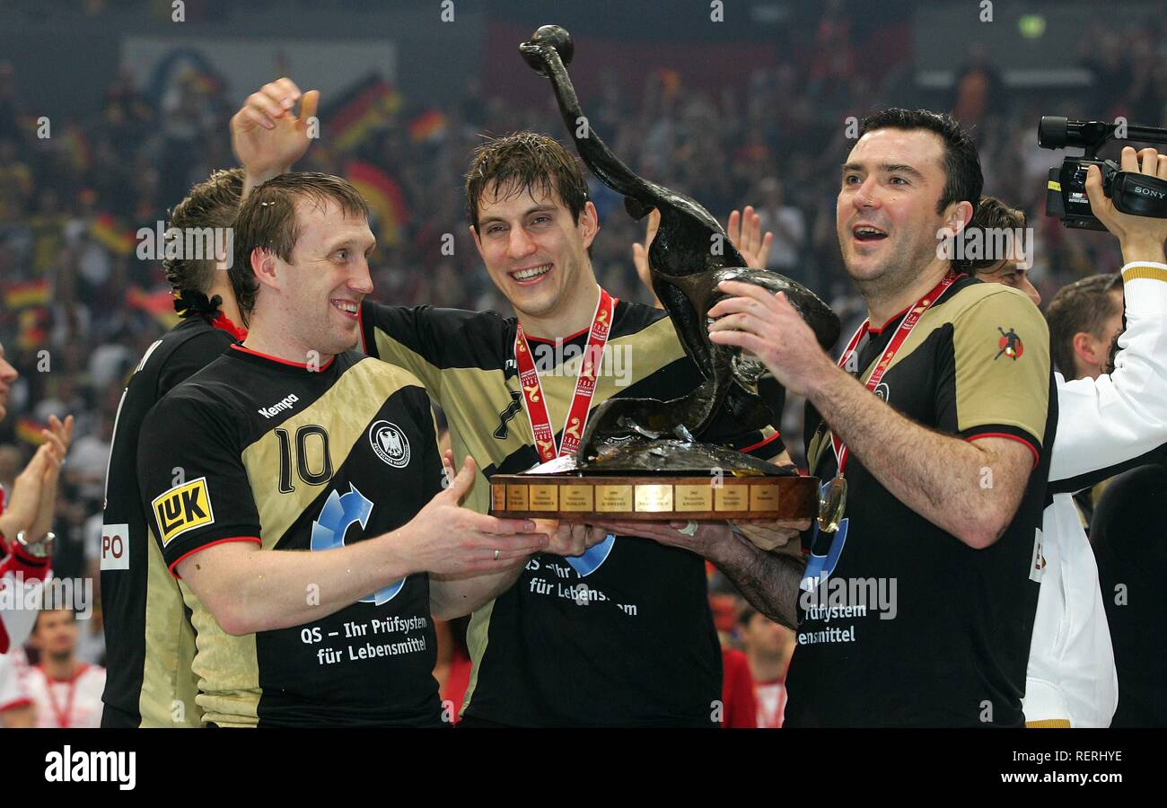 HANDBALL WELTMEISTER 2007 DEUTSCHLAND MIT POKAL JUBEL GUEST RANKING MEISTERFEIER, firo Handball, 20 Wm, WM 04.02.2007 Nationalmannschaft, Finale, GER - POL, Deutschland - Polen 29:24 Deutschland ist Weltmeister Jubel mit WM-Pokal von Oleg Velyky, Michael Haass, Andrej Klimovets, deu Copyright: firo sportphoto Pfefferackerstr. 2a 45894 Gelsenkirchen Deutschland www.firosportphoto.de Mail@firosportphoto.de (Volksbank Bochum-Witten) BLZ.: 430 601 29 Kt. No.: 341 117 100, Tel.: 0209 - 9304402 Fax: 0209 - 9304443 | Verwendung weltweit Stockfoto