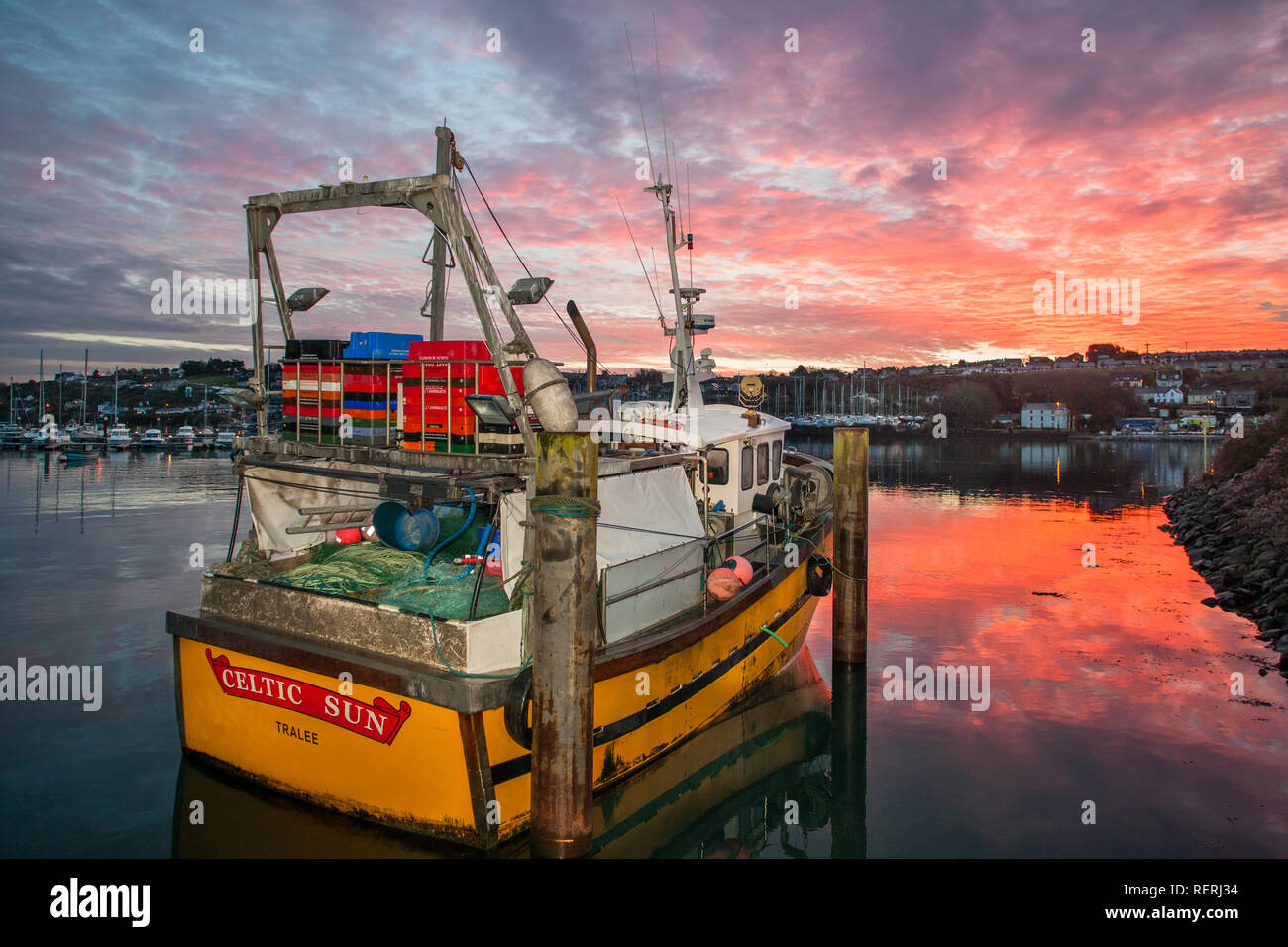 Crosshaven, Cork, Irland. 23. Januar, 2019. Eine atemberaubende rote Dämmerung Himmel über der Trawler keltische Sonne, die Gebunden wartet auf die Ebbe zu gehen, so dass die Besatzung maintaince Arbeiten am Rumpf in Crosshaven, Co Cork, Irland beginnen kann. Quelle: David Creedon/Alamy leben Nachrichten Stockfoto