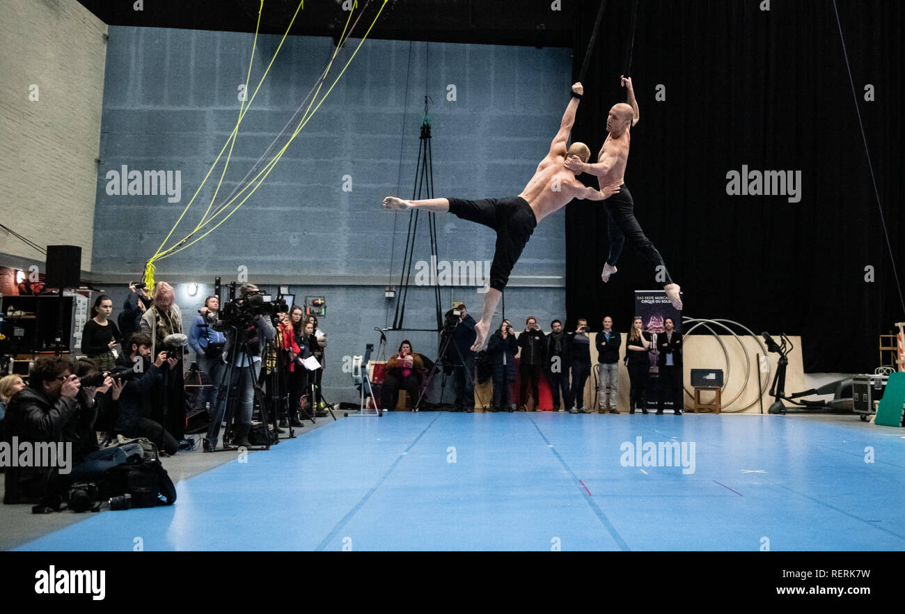 Hamburg, Deutschland. 23 Jan, 2019. Der Künstler Zwillinge Andrew und Kevin Atherton einen Einblick in das neue Cirque du Soleil Show 'Paramour" während einer Pressekonferenz geben. Credit: Daniel Reinhardt/dpa/Alamy leben Nachrichten Stockfoto