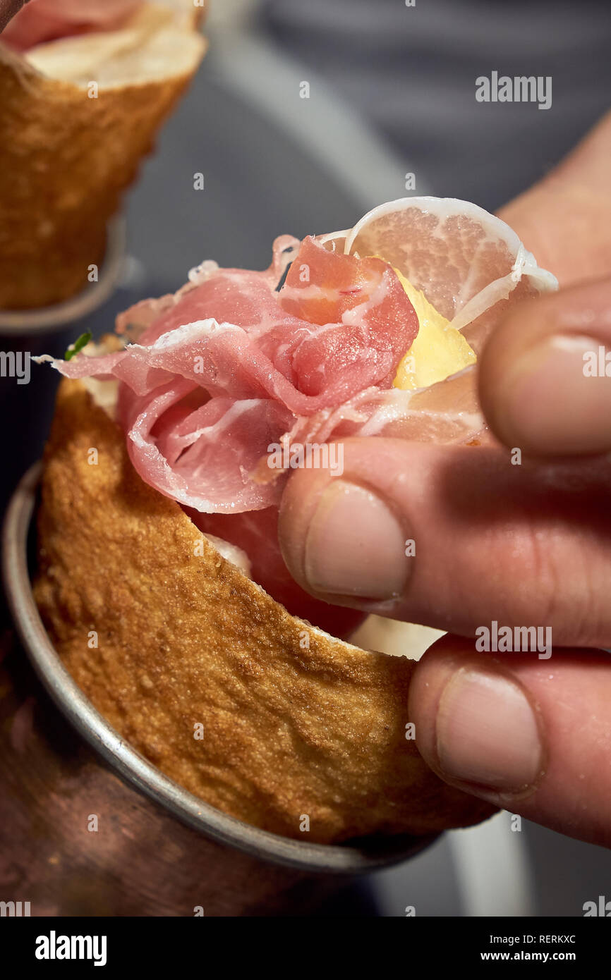 Franco Pepe Die Beste Pizza Maker In Der Welt Genannt Bereitet Eine Neue Fried Pizza Ananascosta In Der Pizzeria Pepe In Kuh In Caiazzo In Der Nahe Von Caserta In Suditalien Ananascosta