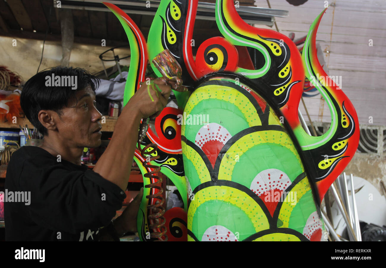 Bogor, West Java, Indonesien. 23 Jan, 2019. Ein Handwerk - Mann wird gesehen, Färbung die Barongsai (Lion) Kostüm an seinem Geschäft. Liong dan Barongsai (Lion) Tänze auf dem chinesischen Neujahr und Kappe gehen Meh als Symbol für Glück, weil die Stärke und die Tugend, die Sie haben. Liong Dance Kostüme kosten 7 Millionen Rupien (US $ 514) und Barongsai 15,5 Millionen Rupien (US $ 405) mit einer Dauer von 3 Wochen. Credit: Adriana Adinandra/SOPA Images/ZUMA Draht/Alamy leben Nachrichten Stockfoto