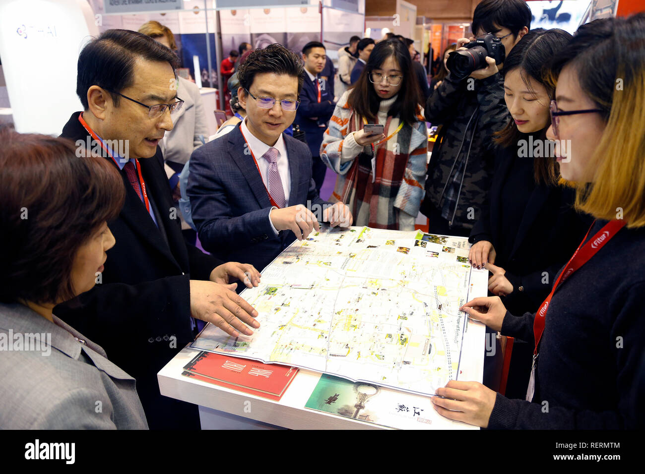 Chinas Botschafter in Spanien, Lyu Ventilator besuchen Sie die China stand während der fitur öffnung Tag. FITUR (Internationalen) ist ein internationaler Treffpunkt für die Fachleute des Tourismus rund um die Welt. Stockfoto