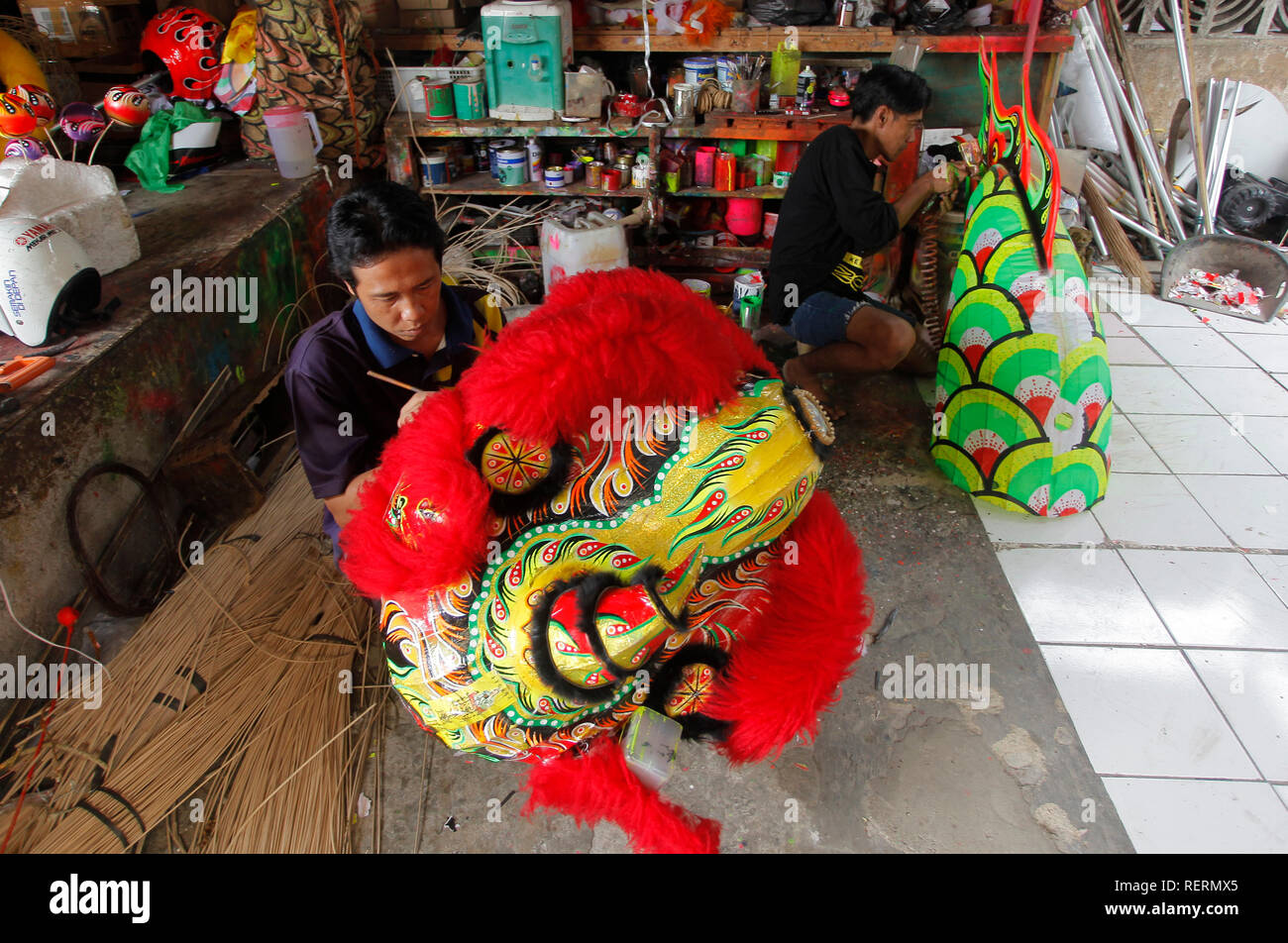 Ein Handwerk - Mann wird gesehen, Färbung die Barongsai (Lion) Kostüm an seinem Geschäft. Liong dan Barongsai (Lion) Tänze auf dem chinesischen Neujahr und Kappe gehen Meh als Symbol für Glück, weil die Stärke und die Tugend, die Sie haben. Liong Dance Kostüme kosten 7 Millionen Rupien (US $ 514) und Barongsai 15,5 Millionen Rupien (US $ 405) mit einer Dauer von 3 Wochen. Stockfoto