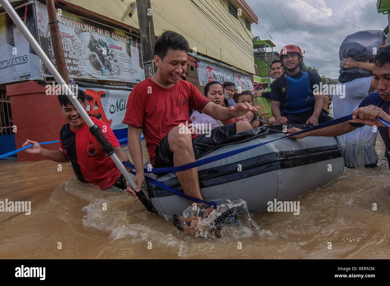 Makassar, Südsulawesi, Indonesien. 23 Jan, 2019. Eine Rettungsmannschaft evakuieren Bewohner von Hochwasser in Makassar, Südsulawesi, Indonesien. Beamte sagten, so viele wie 53 sub-Bezirke in Süd-sulawesi Provinz durch Überschwemmungen, 8 Menschen starben und 4 Personen waren fehlende betroffen waren. Credit: Sijori Images/ZUMA Draht/Alamy leben Nachrichten Stockfoto