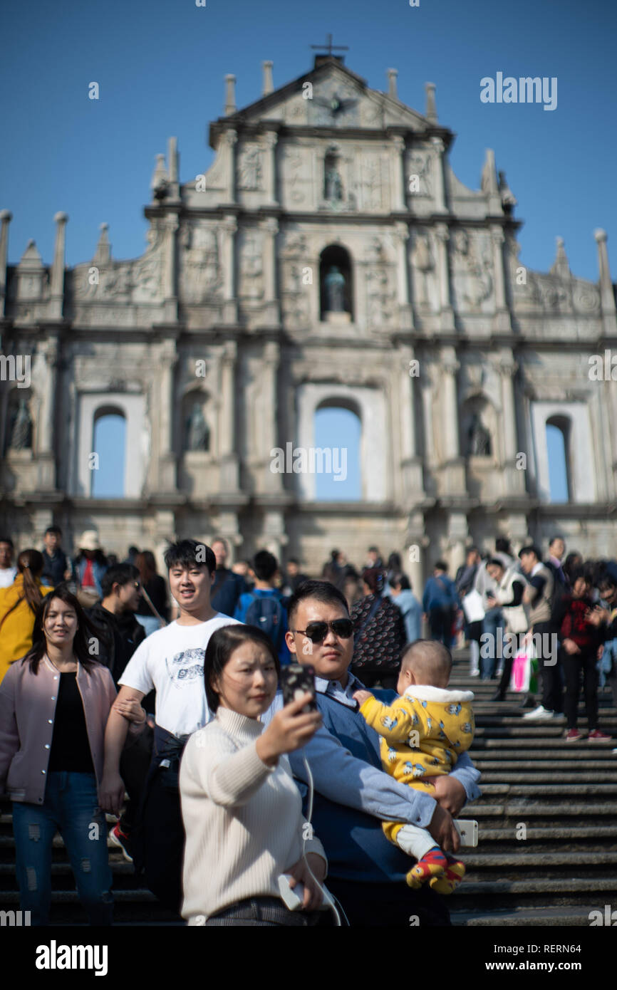 Macao, China. 23 Jan, 2019. Touristen besuchen die Ruinen von St. Paul's in Macau, China, Jan. 23, 2019. Besucher Ankünfte in China Macao Special Administrative Region (SAR) eine Aufzeichnung von 27.16 Mio. im Jahr 2018 um 9,8 Prozent gegenüber dem Vorjahr, der SAR-Dienst der Statistik sagte am Mittwoch. Besucher Anreise per Land stieg um 18,9 Prozent gegenüber dem Vorjahr auf 22,15 Millionen im Jahr 2018 mit 1,05 Millionen von Ihnen die Eingabe der SAR Macau über die Hong Kong-Zhuhai-Macao Brücke. Credit: Cheong kam Ka/Xinhua/Alamy leben Nachrichten Stockfoto