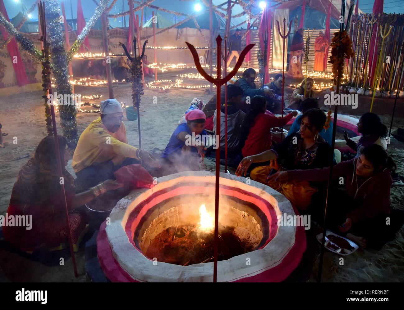 Januar 23, 2019 - Singapore: Devotee Yajna durchführen, als Teil des Abends Gebet in seiner Hütte während Kumbh Festival in Singapore auf 23-01-2019. Credit: Prabhat Kumar Verma/ZUMA Draht/Alamy leben Nachrichten Stockfoto