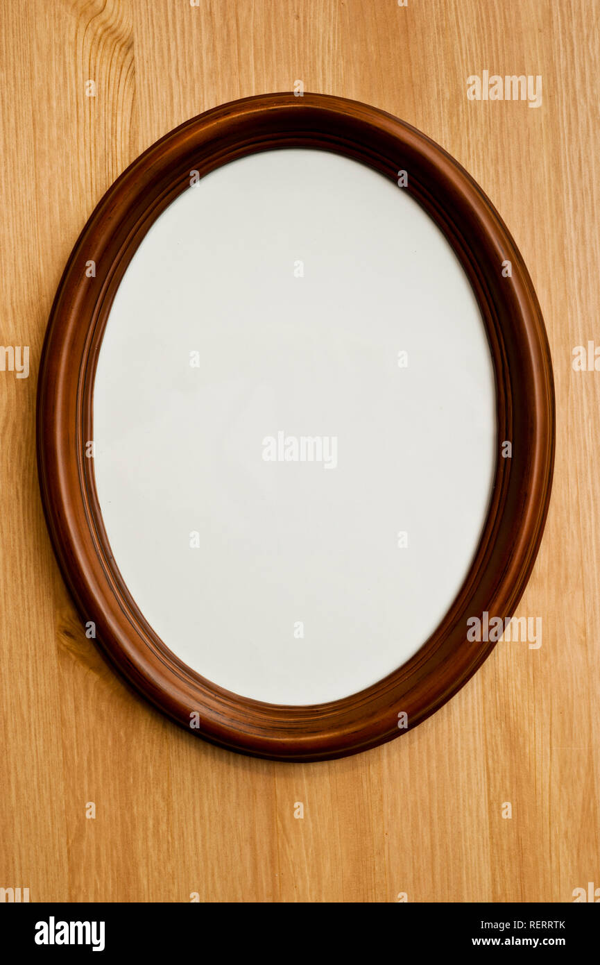Aus dunklem Holz alte ovale leeren Bilderrahmen Stockfoto