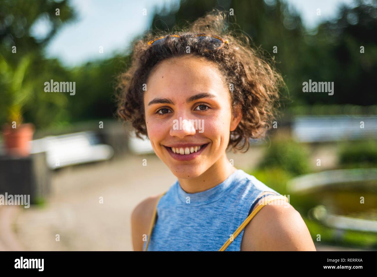 Porträt einer hübschen jungen Frau, Lächeln, Berlin, Deutschland Stockfoto
