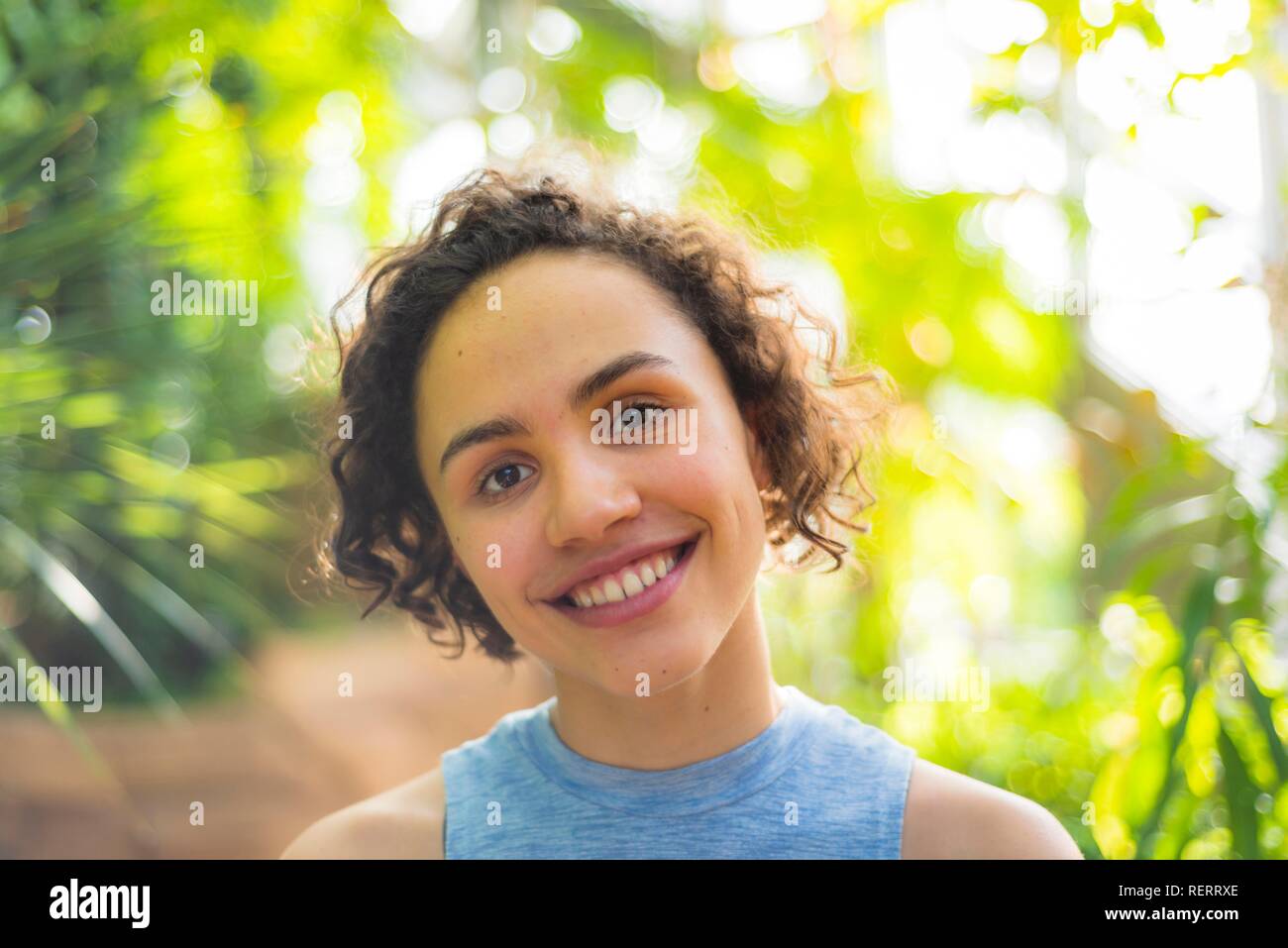 Porträt einer hübschen jungen Frau, Lächeln, Berlin, Deutschland Stockfoto