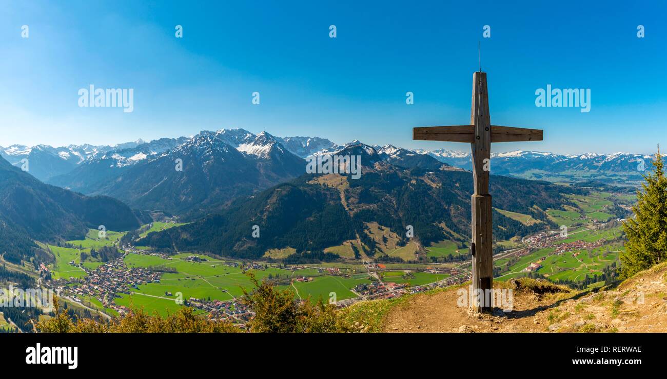 Panorama von Hirschberg, 1456 m, in das Ostrachtal Tal mit Bad Oberdorf, Bad Hindelang und Imberger Horn, 1656 m Stockfoto