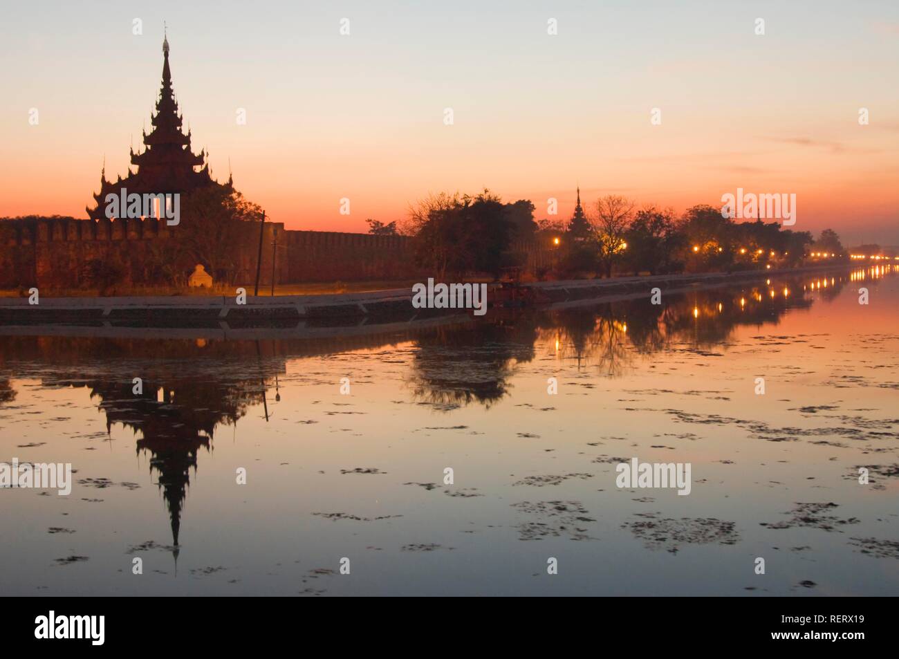 Sonnenuntergang über den Kanal in der Umgebung des Royal Palace, Mandalay, Myanmar, Myanmar, Südostasien Stockfoto