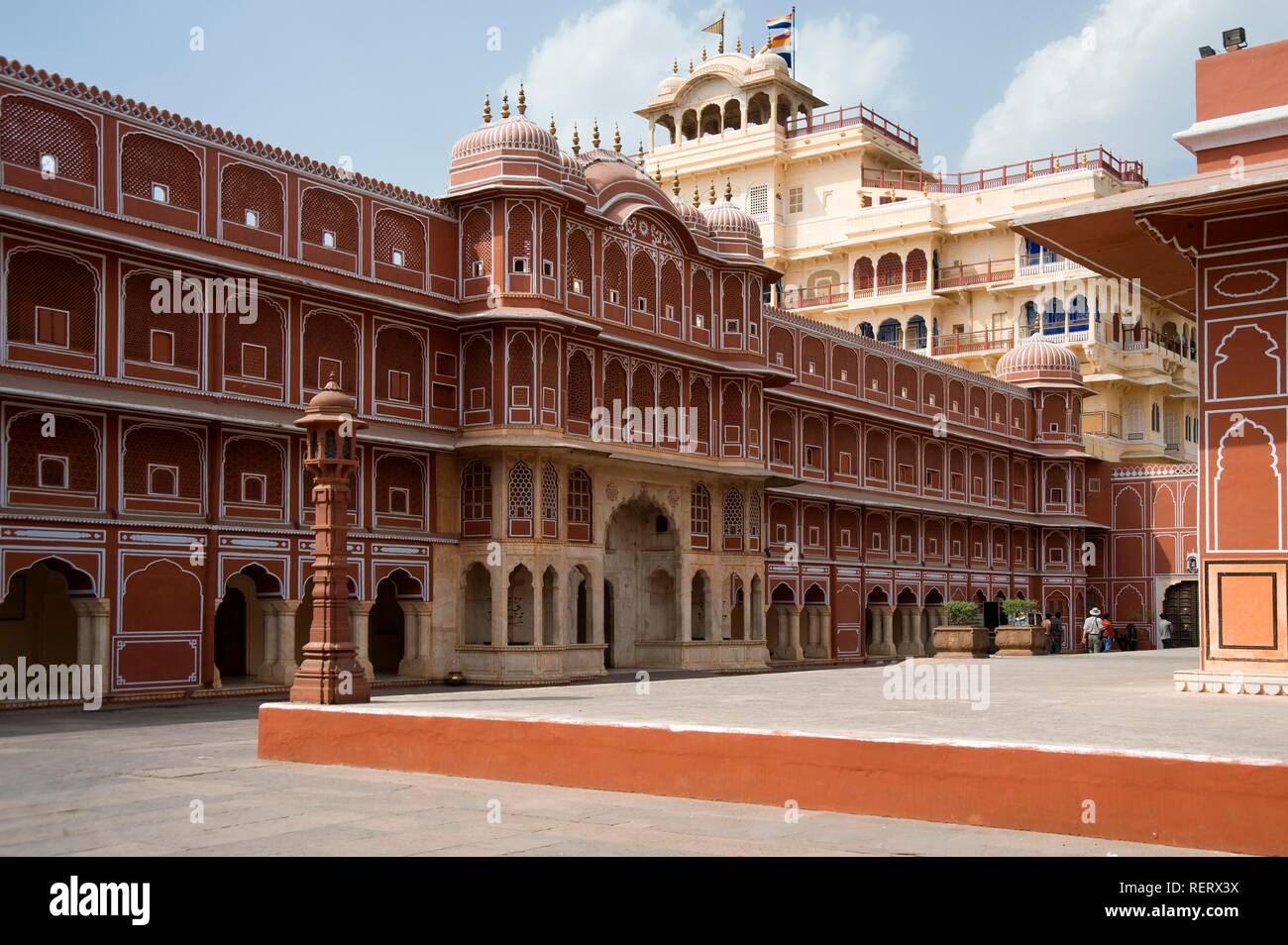 Jaipur, City Palace von Jai Singh II, Innenhof mit dem Riddhi-Siddhi Pol und dem Chandra Mahal Palace an der Rückseite, Rajasthan Stockfoto