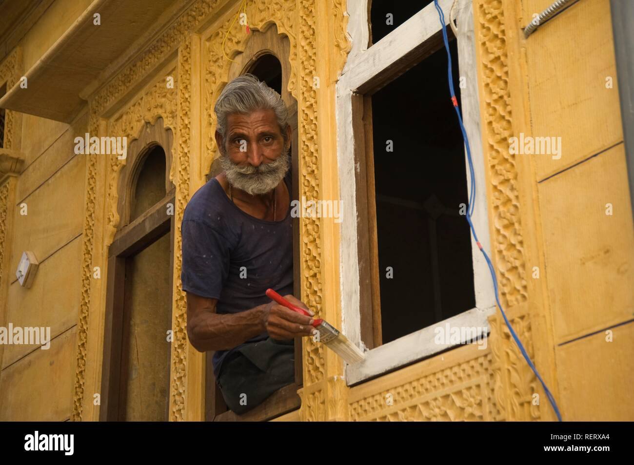 Indische Malerei ein gelbes Haus, Jaisalmer, Wüste Thar, Rajasthan, Indien, Südasien Stockfoto