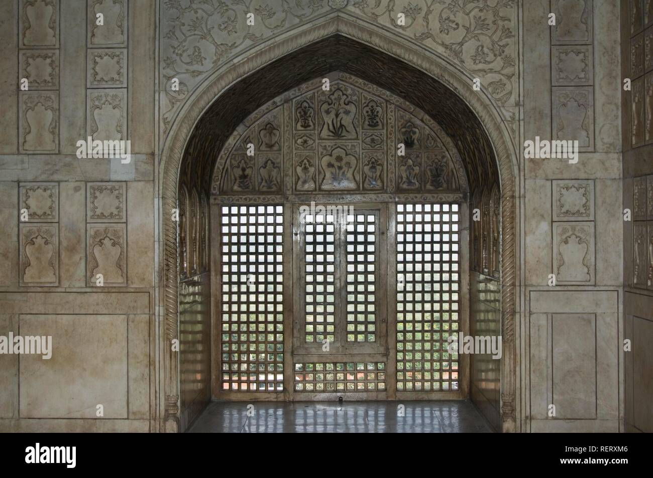 Geschnitzten Marmor Fenster in der Khas Mahal, Marmor Pavillon, Roten Fort von Agra, UNESCO-Weltkulturerbe, Uttar Pradesh, Indien Stockfoto