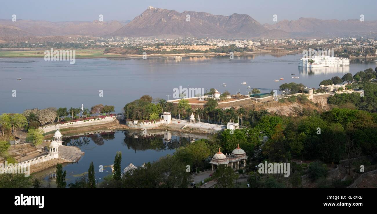 Blick über Lake Pichola und Lake Palace Hotel, ehemaliger Jag Niwas Palace, Udaipur, Rajasthan, Indien, Südasien Stockfoto