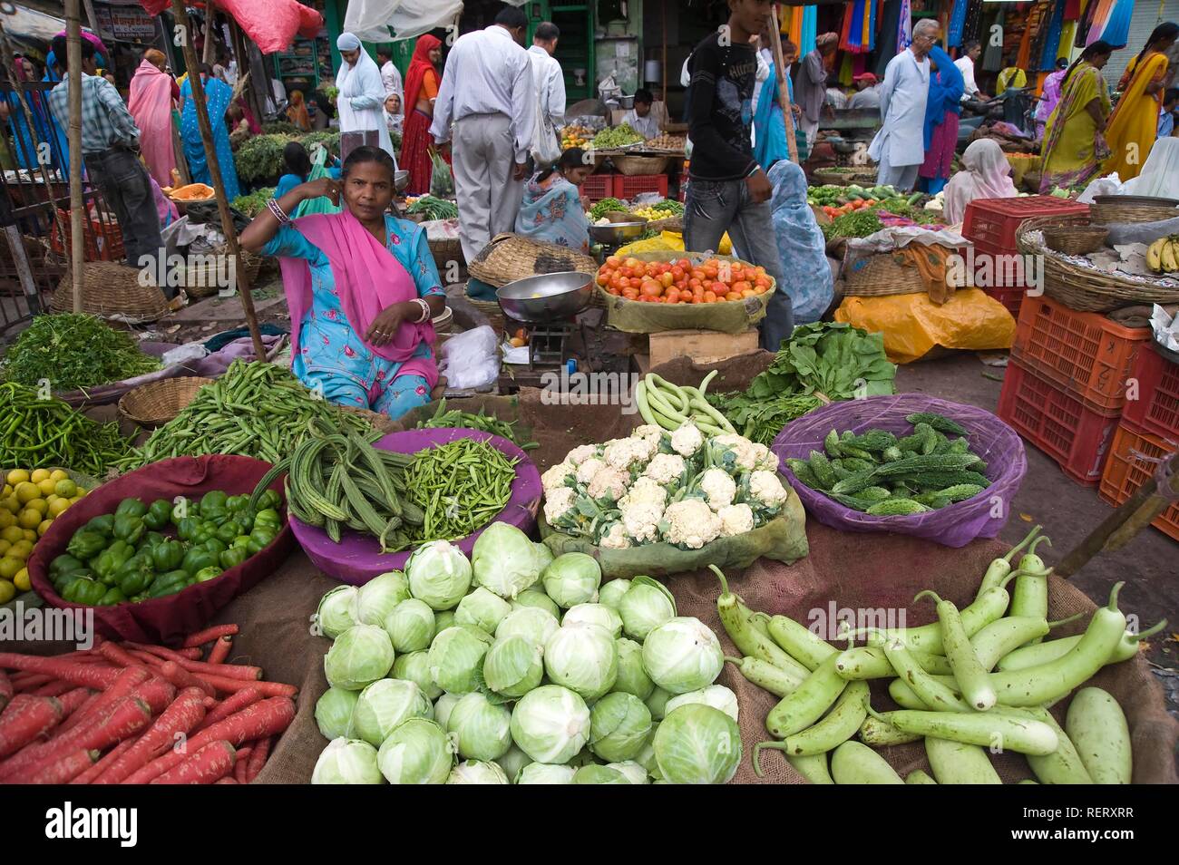 Indische Frau verkaufen Gemüse, Udaipur, Rajasthan, Indien, Südasien Stockfoto