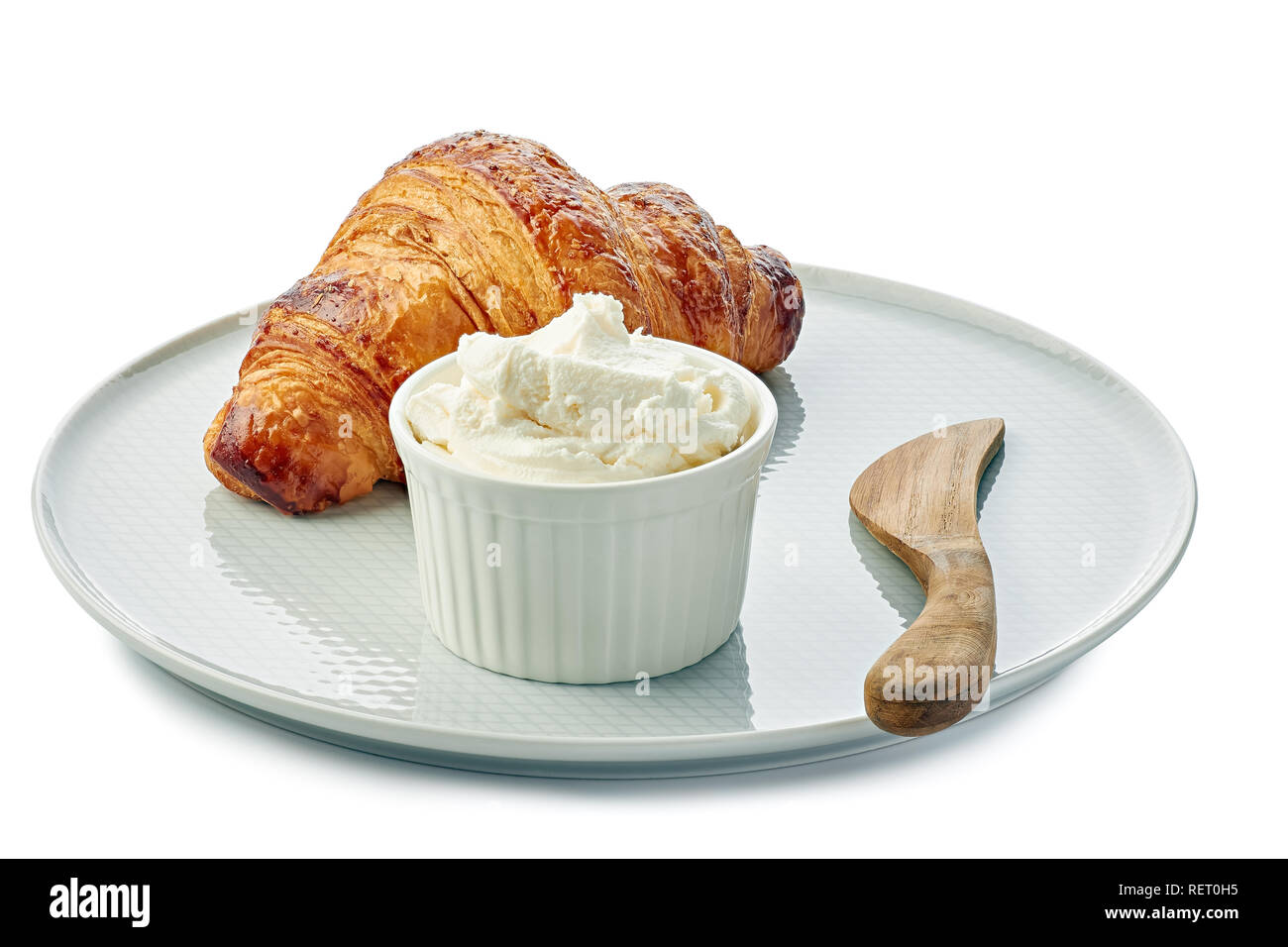 Frisches Croissant und einer Schale mit Frischkäse auf die Platte über der weißen Hintergrund Stockfoto