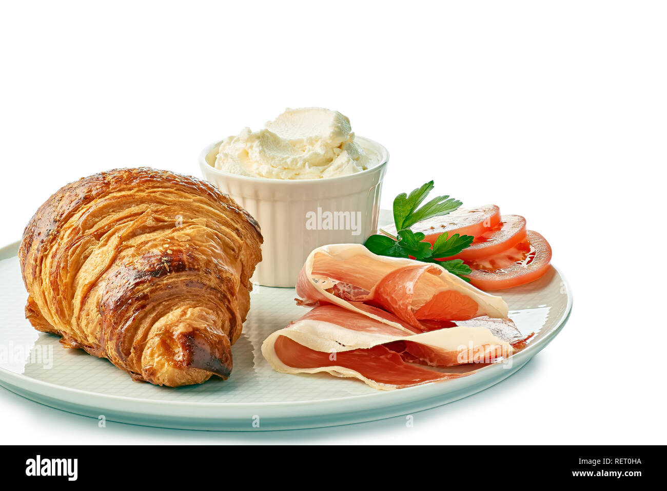 Schale mit Croissant creame Käse und Schinken auf Weiß Stockfoto