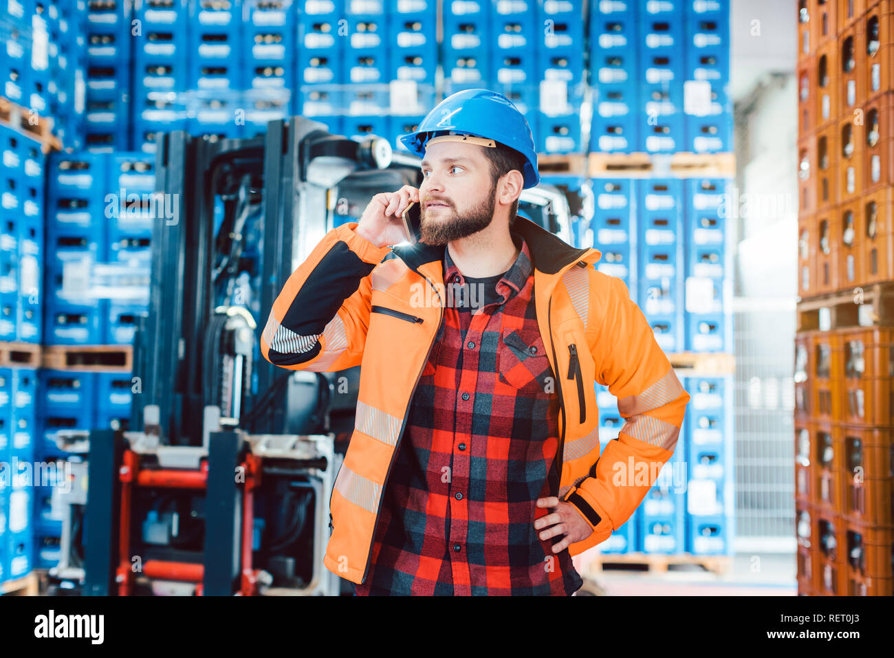 Arbeitnehmer in der Logistik Lager am Telefon Stockfoto