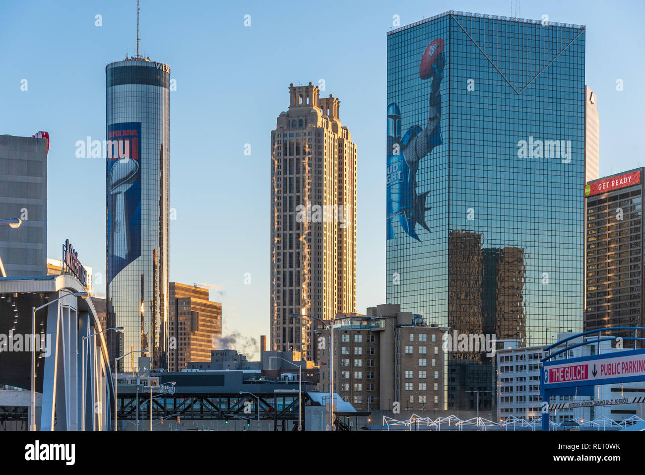 Die Innenstadt von Atlanta, Georgia, mit Super Bowl LIII mega-Grafiken von Ikonischen hohes Glas Türme der Stadt. (USA) Stockfoto