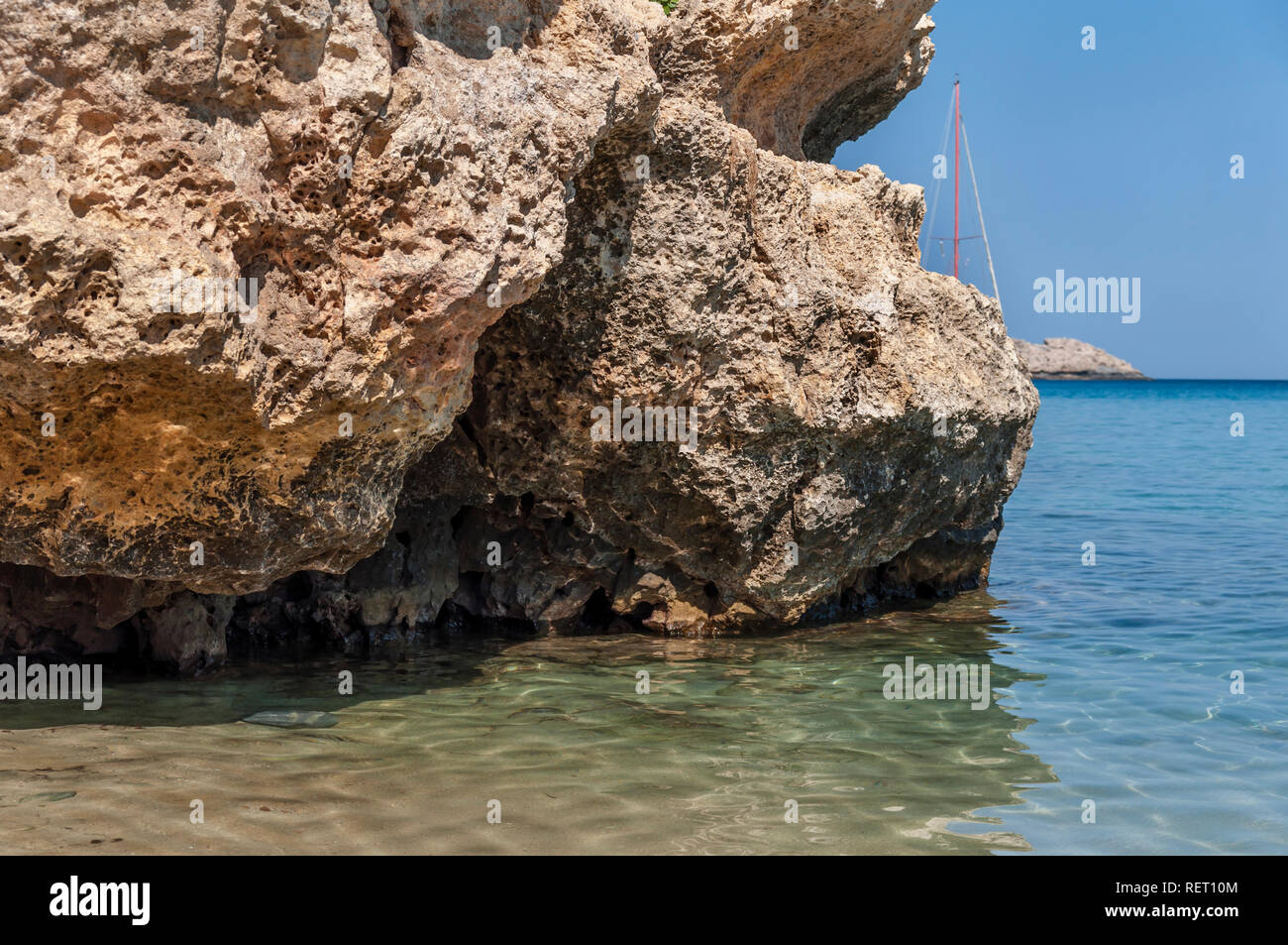 Ocean Big Stone mit blauem Meer und Himmel Hintergrund Stockfoto