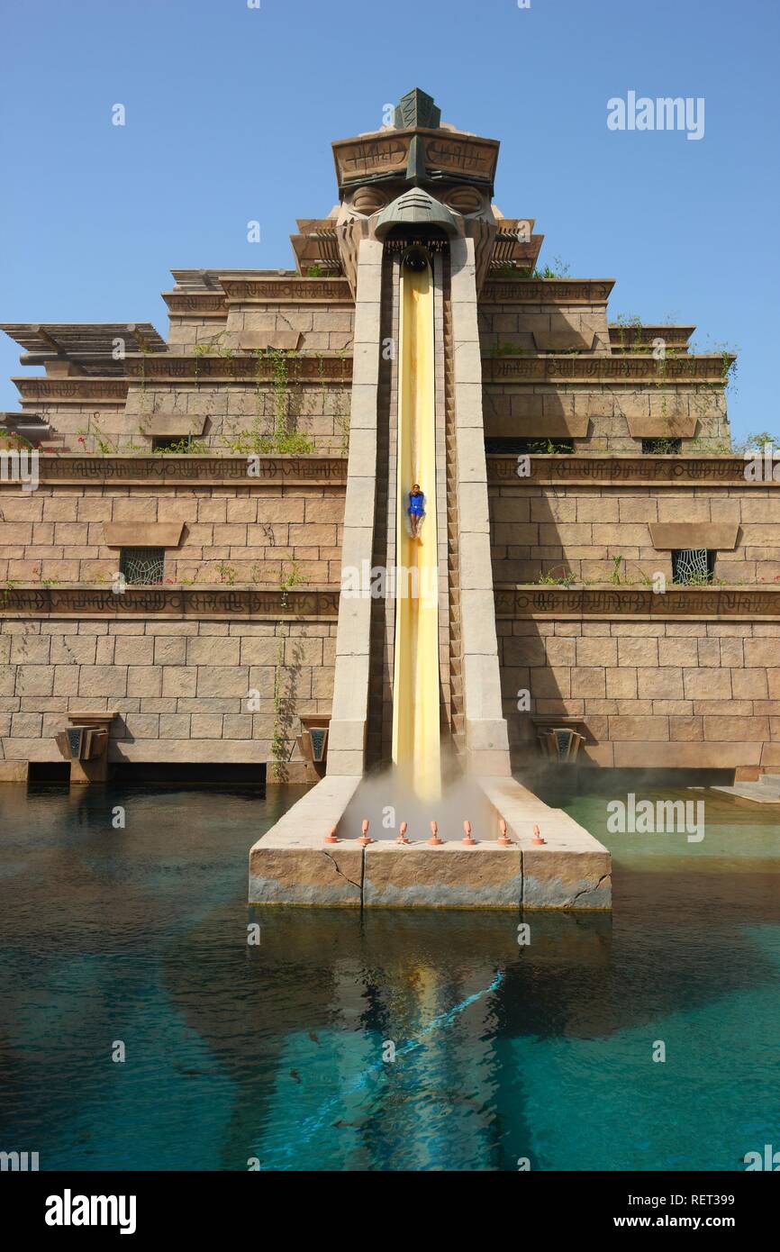 Die zikkurat Wasserrutsche durch einen Hai gefüllten Aquarium in der aquaventure Wasser Erlebnispark im Atlantis Hotel, Palm Stockfoto
