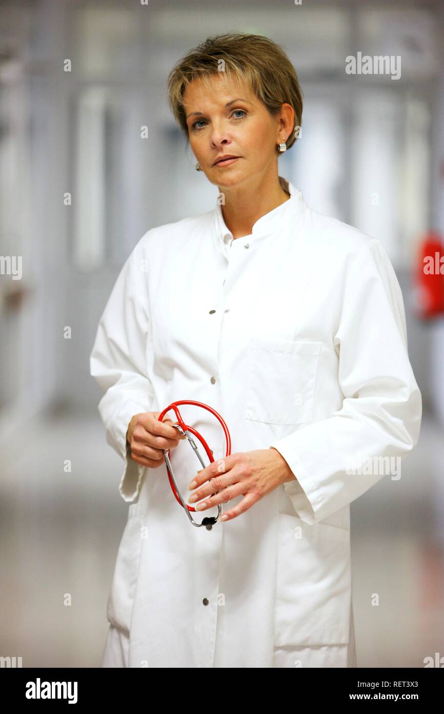 Ärztin in einem Krankenhaus Flur Stockfoto