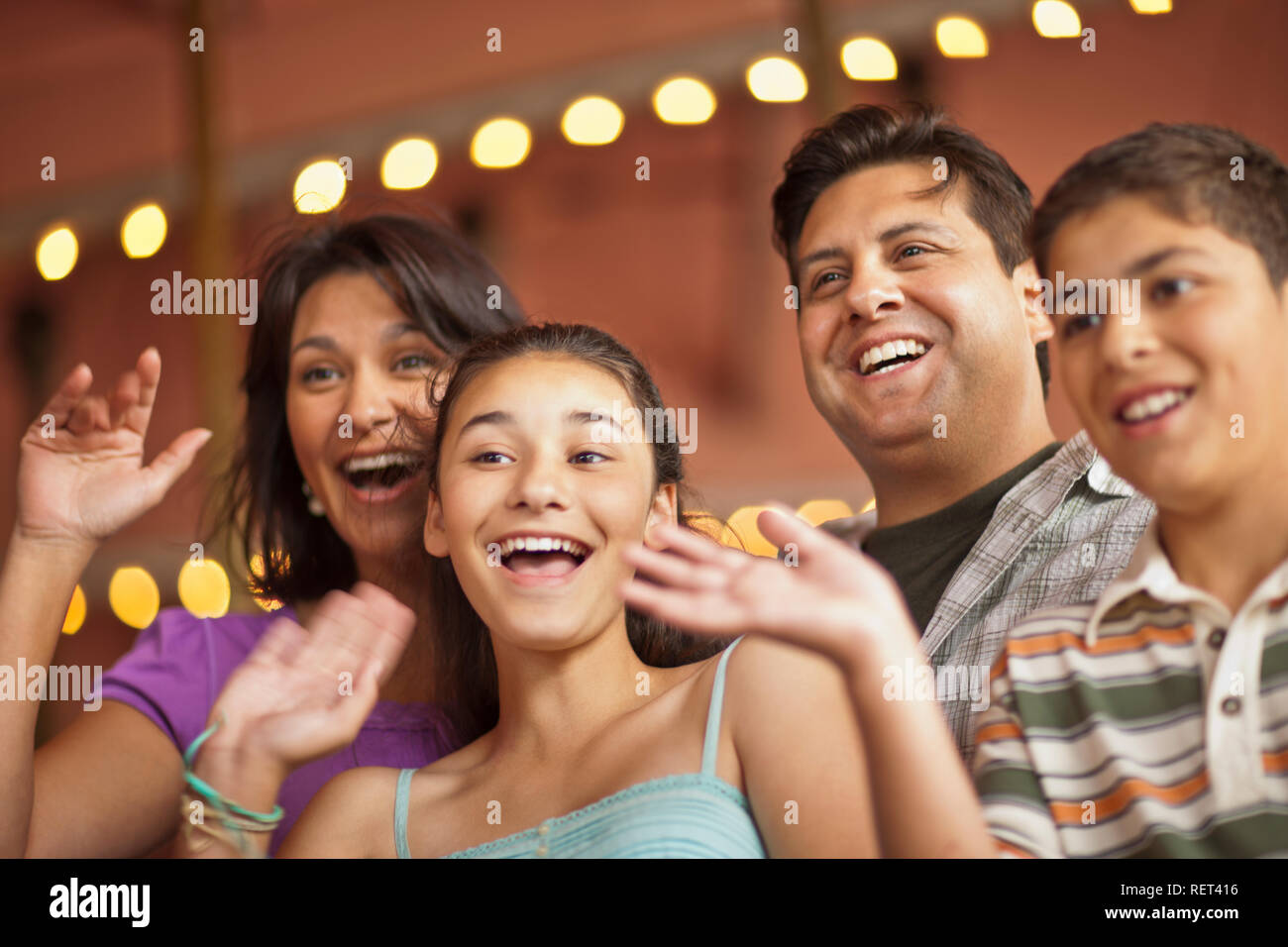 Familie genießen Sie einen Tag in einem Vergnügungspark. Stockfoto