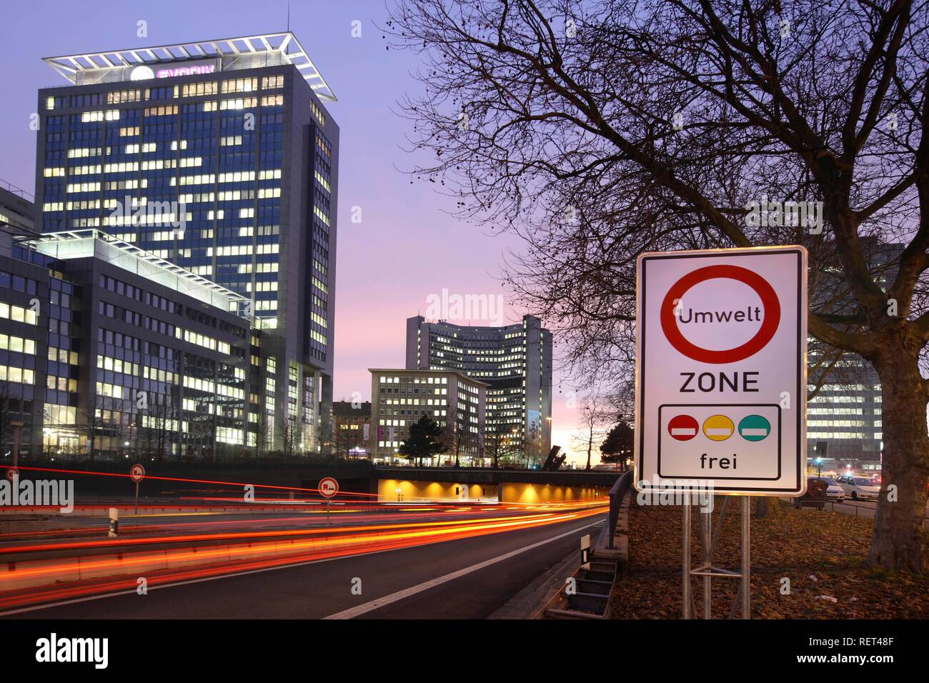 Zeichen, die Umweltzone Ruhrgebiet auf der A 40 Ruhrschnellweg, an der inneren City Tunnel in Essen. Stockfoto