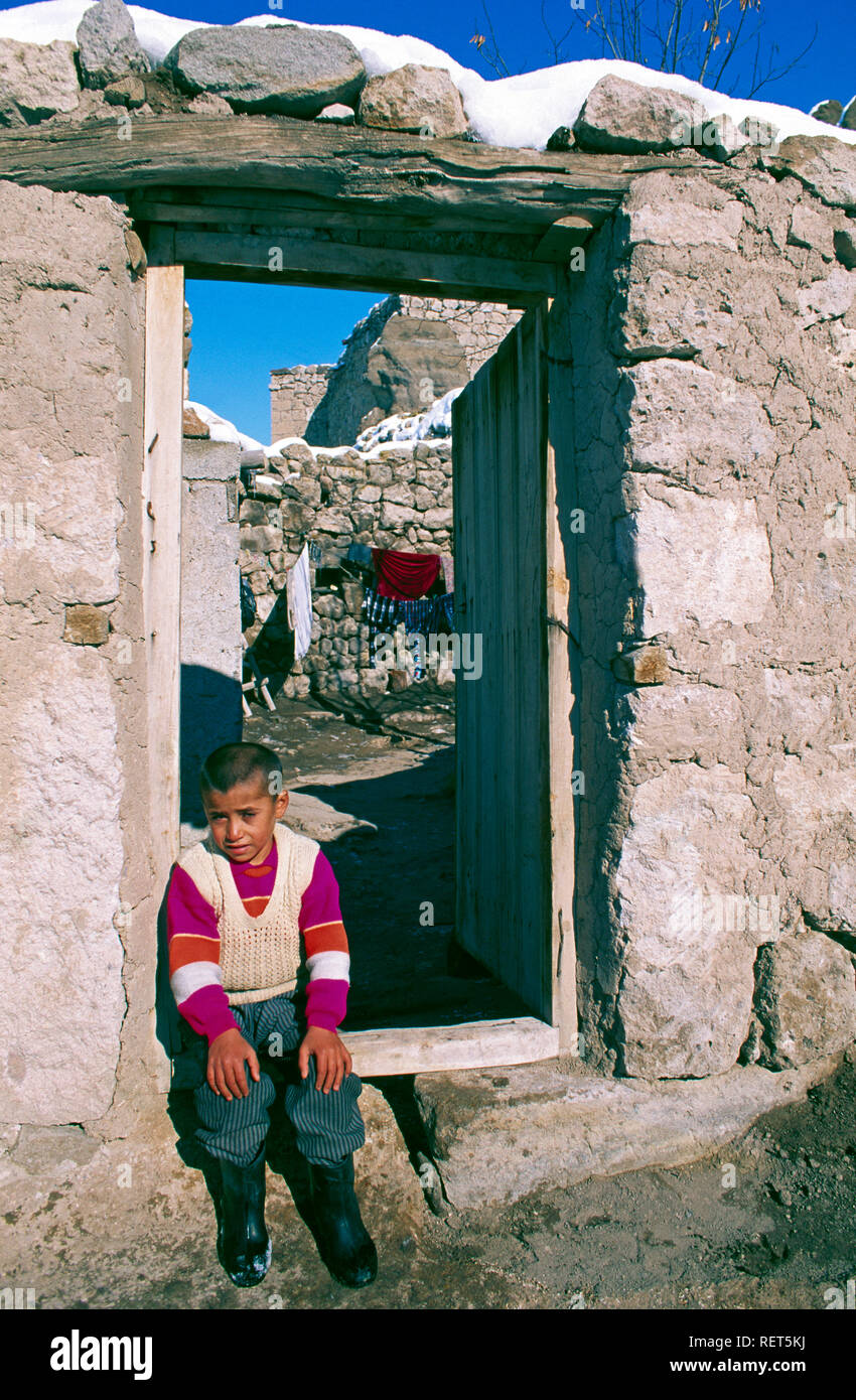 Eine junge türkische Mädchen auf einer Türschwelle im Dorf Ihlara, Türkei sitzen Stockfoto