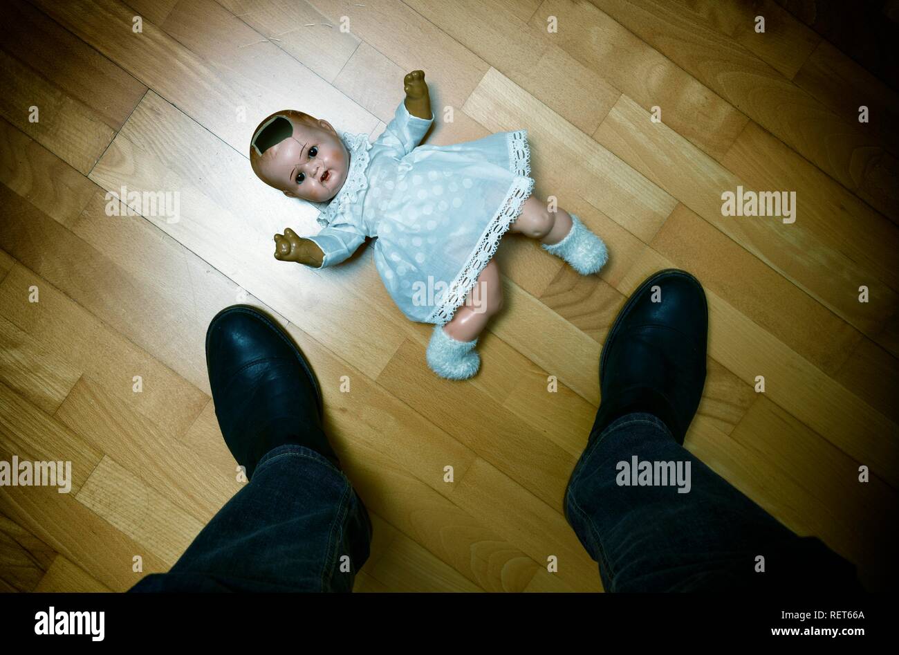 Symbol Bild Kindesmissbrauch, Puppe, beschädigt, auf dem Boden liegend, Mann, Baden-Württemberg, Deutschland Stockfoto