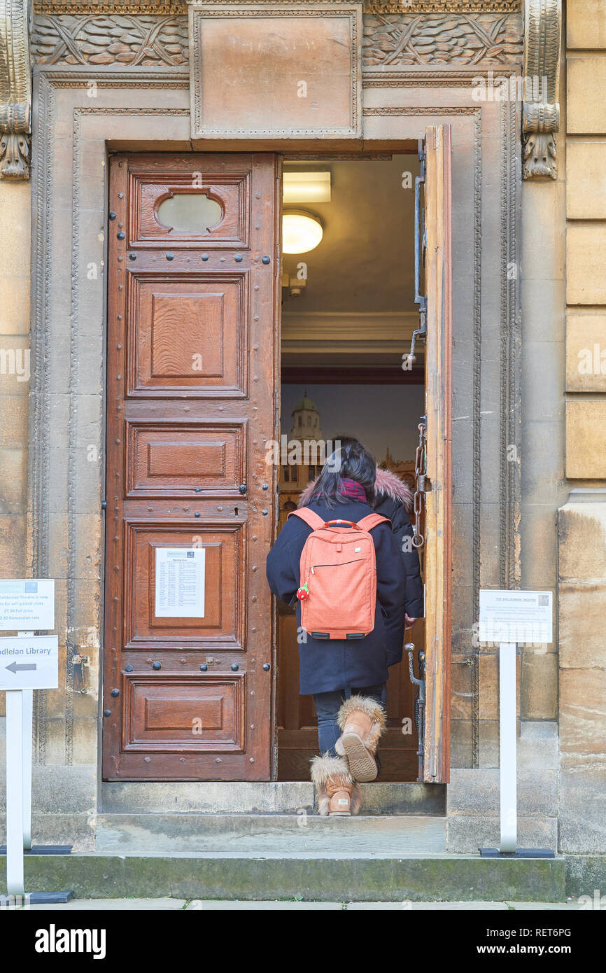 Zwei chinesische weiblichen Besucher geben Sie die Sheldonian Theatre an der Universität von Oxford, England. Stockfoto