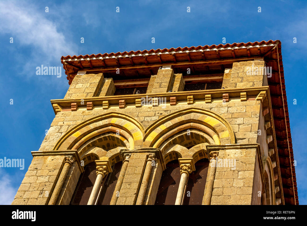Mailhat. Romanische Kirche mit ihrem quadratischen Glockenturm, Abteilung Puy de Dome, Auvergne-Rhone-Alpes, Frankreich Stockfoto