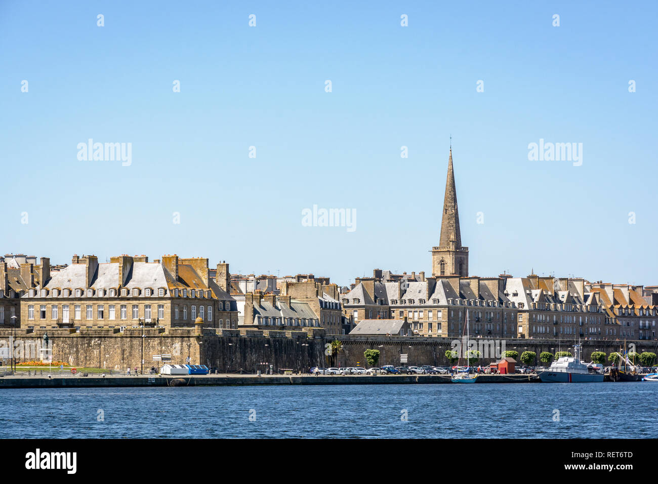 Die ummauerte Stadt Saint-Malo in der Bretagne, Frankreich, mit dem Turm der Kathedrale Saint-Vincent heraus über dem Gebäude an einem sonnigen Tag. Stockfoto