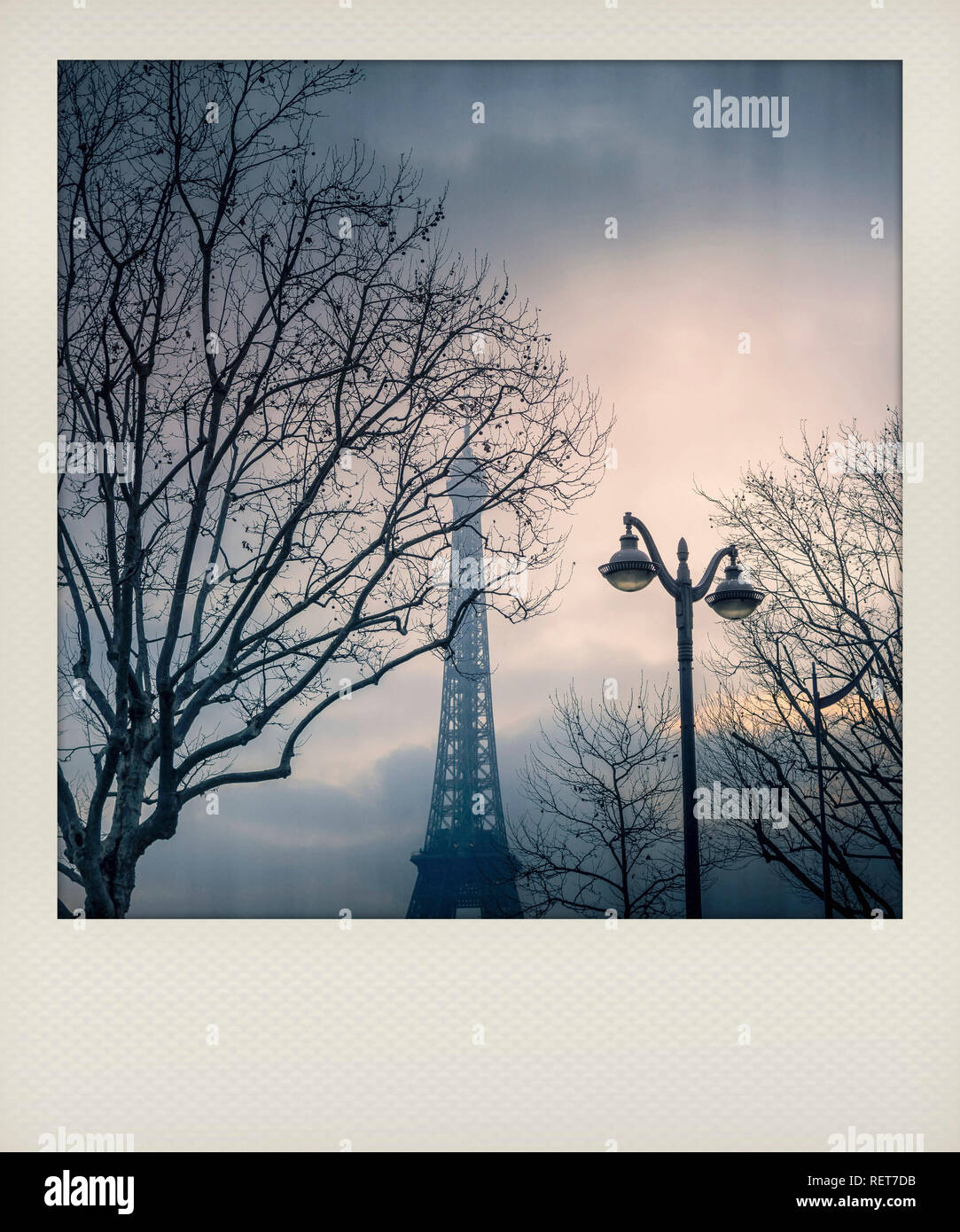 Polaroid-Effekt. Foto des Eiffelturms durch die Bäume, Paris, Frankreich Stockfoto