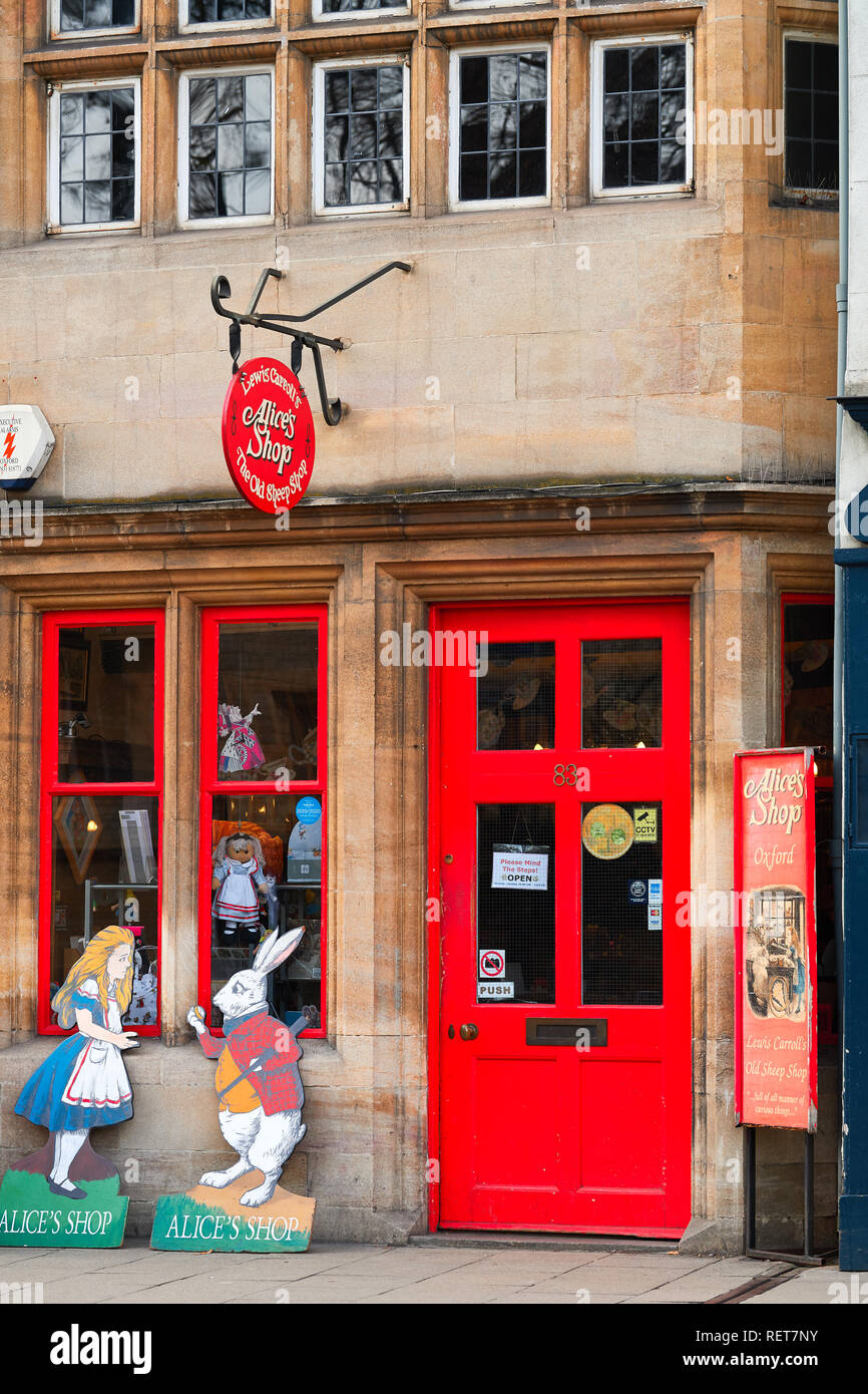 In hellen roten Lackierung, Alice's Shop auf St Aldate's und gegenüber Christ Church College der Universität Oxford, England. Stockfoto