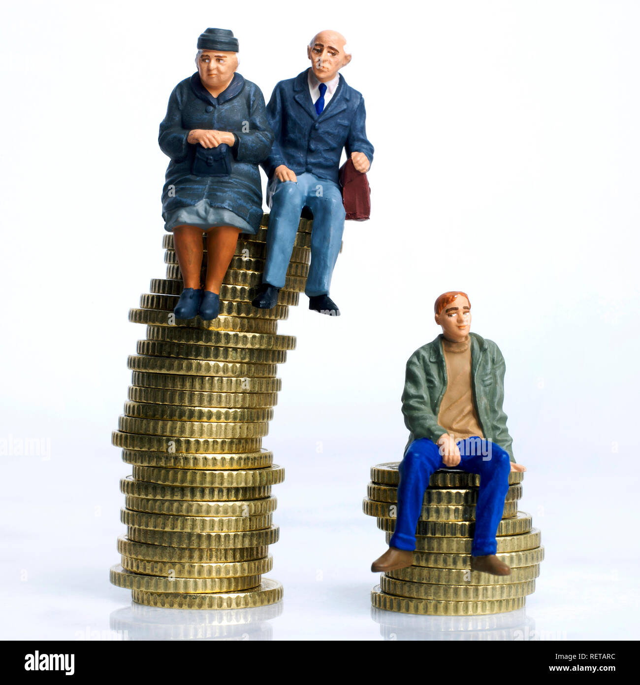 Symbol Bild Pension, ältere Paare und junge Mann, Figuren sitzen auf Stapel von Münzen Stockfoto