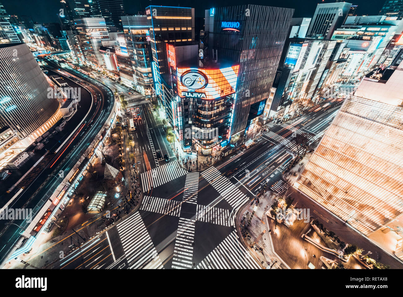 Tokio, Japan - Jan 13, 2019: Stadtbild Antenne bei Nacht Ginza zebra Zebrastreifen Straße Kreuzung mit Autoverkehr und Fußgänger Stockfoto