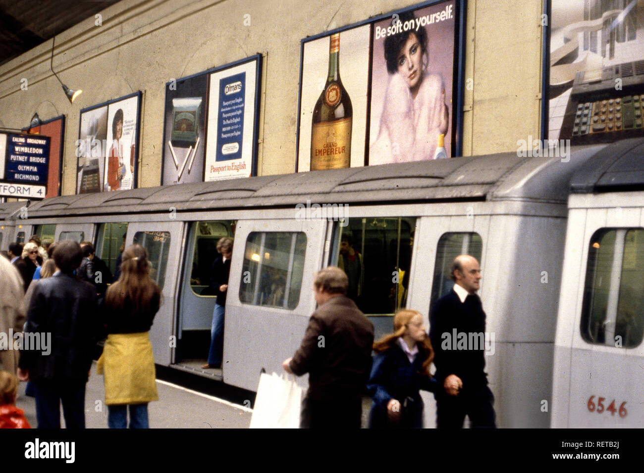 Der u-bahn mit Werbeplakaten in London circa 1970 s Stockfoto