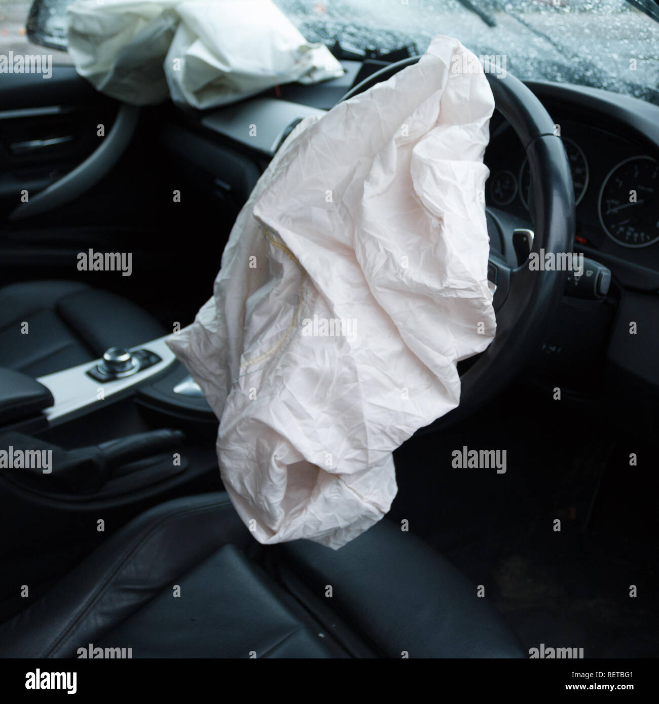 Auto Crash/Schäden am Fahrzeug; bereitgestellt werden Airbags und zertrümmerte Windschutzscheibe. Stockfoto