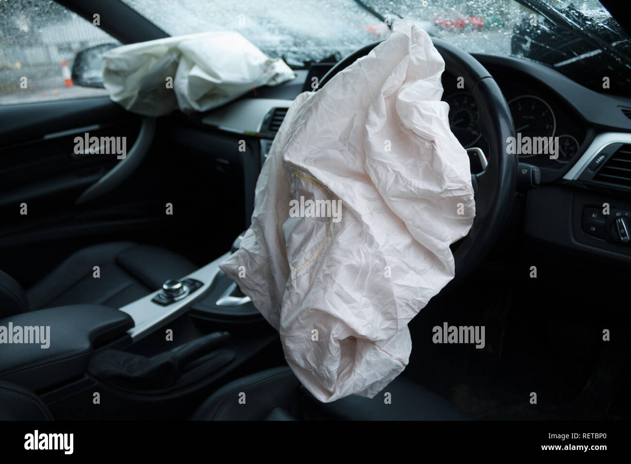Auto Crash/Schäden am Fahrzeug; bereitgestellt werden Airbags und zertrümmerte Windschutzscheibe. Stockfoto