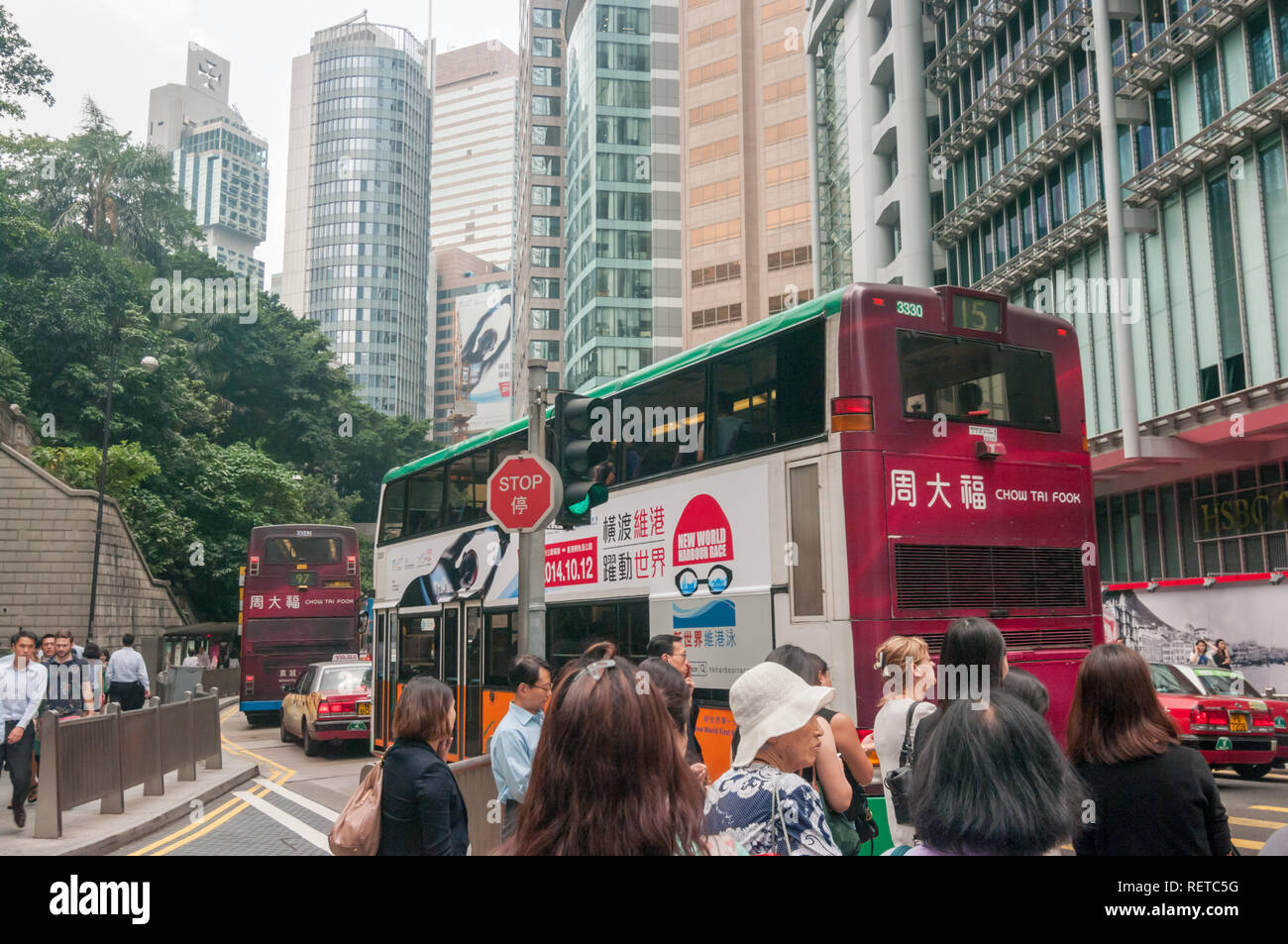 Großer Doppeldecker Busse Verkehr Menschen in überfüllten Hong Kong, China, wo das Geschäft ist König und Geld regeln. Stockfoto