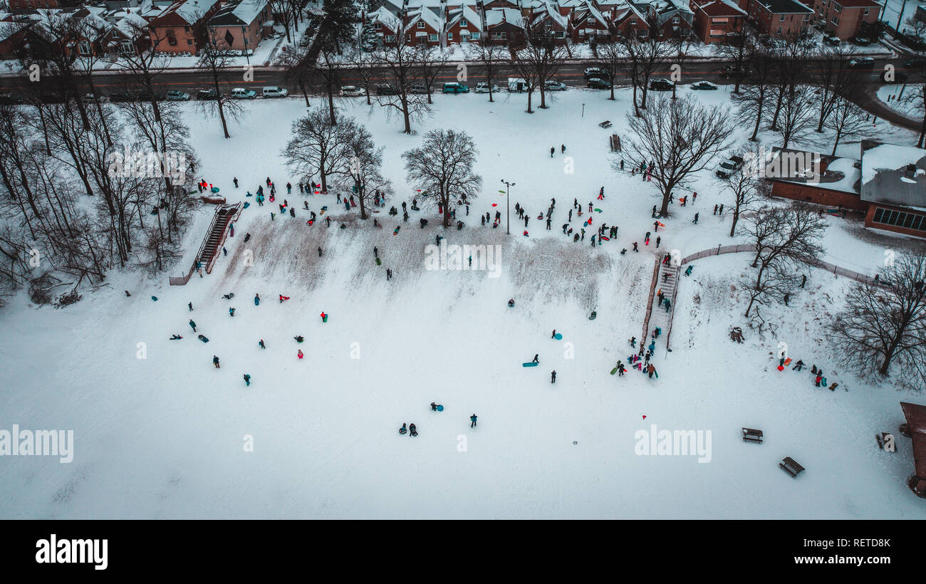 Kinder Rodeln in Chicago über Drone Stockfoto